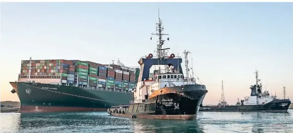  ?? FOTO: SCA/DPA ?? Und es bewegt sich doch: Schlepper ziehen das unter Panama-Flagge fahrende, 400 Meter lange Containers­chiff „Ever Given“zurück in die Fahrrinne des Suezkanals.