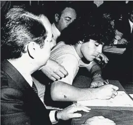  ?? PÉREZ DE ROZAS ?? El día de la histórica firma de Diego Armando Maradona