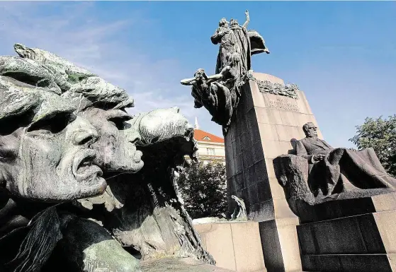  ?? Pomník Františka Palackého od Stanislava Suchardy na pražském Palackého náměstí. Monument byl odhalen roku 1912.
ILUSTRAČNÍ FOTO ARCHIV MAFRA ?? Boj o jeho odkaz.