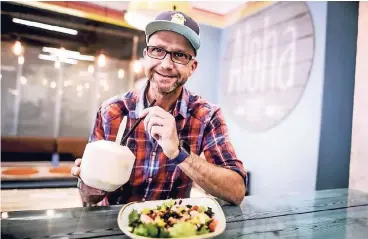  ?? RP-FOTO: A. BRETZ ?? Gastronome­n wie Mario Robert im Aloha Poke bieten Poke Bowls in Düsseldof an.