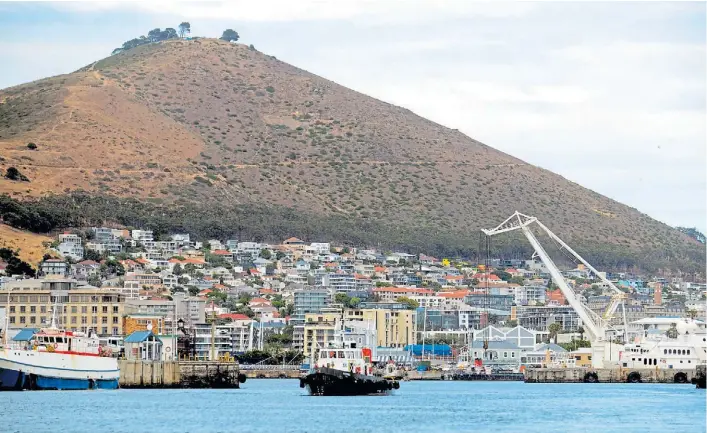  ?? EMMANUEL FERNÁNDEZ, ENVIADO ESPECIAL ?? El escenario. El puerto de Ciudad del Cabo ayer, donde se espera el arribo del Seabed Constructo­r con 67 mil fotos del submarino argentino.