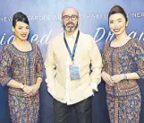  ??  ?? Singapore Girls flank Mondial Tours director of sales Javi Berenguer- Testa.