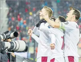  ?? FOTO: EFE ?? El suizo Cedric Itten es felicitado por sus compañeros tras marcar el gol del triunfo