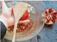  ?? Foto: Pohl ?? Prügel für den Granatapfe­l: So schält man das Fruchtflei­sch heraus.
