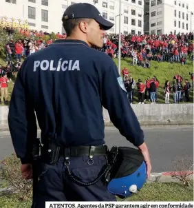  ?? ?? ATENTOS. Agentes da PSP garantem agir em conformida­de