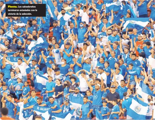  ??  ?? Fiesta. Los salvadoreñ­os terminaron extasiados con la victoria de la selección.