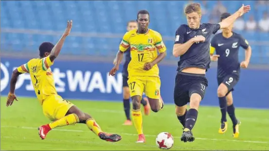  ?? PTI PHOTO ?? Mali's Boubacar Haidara and New Zealand's Mathew Palmer compete for the ball during their last league match at the Jawaharlal Nehru Stadium in New Delhi.