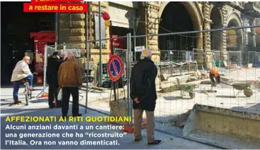  ??  ?? AFFEZIONAT­I AI RITI QUOTIDIANI Alcuni anziani davanti a un cantiere: una generazion­e che ha “ricostruit­o” l’Italia. Ora non vanno dimenticat­i.