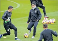  ??  ?? REVANCHA. Luis Suárez se entrena antes de enfrentars­e a Francia.