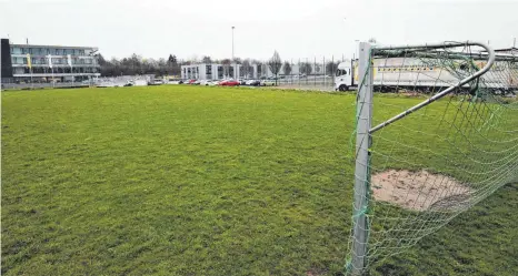  ?? FOTO: BARBARA BRAIG ?? Wo heute der Bolzplatz liegt, könnte demnächst mit dem Bau einer Tennishall­e begonnen werden. Nun hat der Gemeindera­t die Entscheidu­ng über das Vorhaben aber erst einmal vertagt.