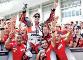  ??  ?? MoMENTo. Jorge Lorenzo celebra con su equipo el triunfo en Moto Gp. AFp