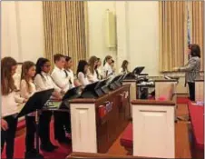  ?? SUSAN SERBIN - DIGITAL FIRST MEDIA ?? The Media Elementary School Chimes Choir performs under the direction of Jeanette Verdeur.