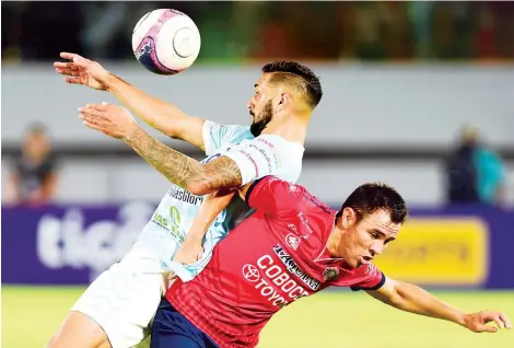  ?? DANIEL JAMES ?? César Lamanna (izq.), delantero de Aurora, recibe el balón ante la marca de Óscar Vaca, lateral aviador.