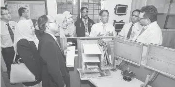  ??  ?? Dr Subramania­m (third right) talking to medical staff during his visit to the Ampang Hospital. — Bernama photo