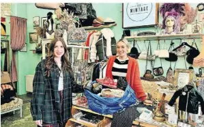  ?? FOTO: MARC INGEL ?? Jeannine Schulz (l.) und Janice Geelen haben die erste Tasche mit Sneakers schon mal zusammenge­tragen.