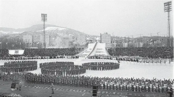  ?? / Foto: Nace Bizilj/dokumentac­ija ?? Scenografi­jo je oblikovala Meta Hočevar. Eden od izzivov je bil, kako na nogometnem stadionu pričarati zimsko vzdušje. To jim je odlično uspelo.