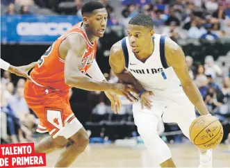  ??  ?? El ‘guard’ de los Mavericks de Dallas, Dennis Smith, con el balón, se perfila como uno de los principale­s candidatos para obtener el premio de Novato del Año. TALENTO DE PRIMERA