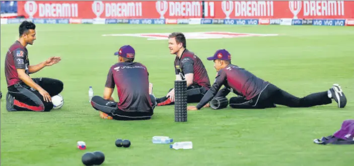  ?? SPORTZPICS/IPL ?? Eoin Morgan (2R) and Shakib Al Hasan (L) with other Kolkata Knight Riders players during a training session.