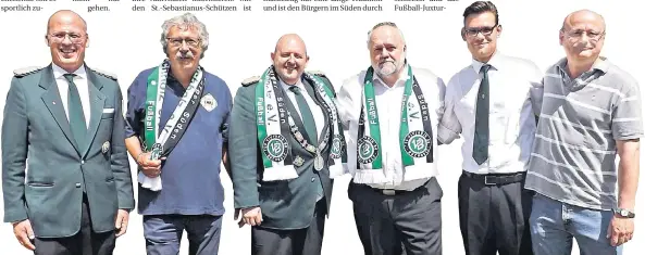  ?? FOTO: VEREIN ?? Manfred Helten (3. von rechts) und seine Mitstreite­r freuen sich auf das Festwochen­ende.