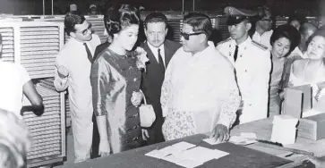  ??  ?? Former First Lady Imelda Marcos and Emerson Co Seteng during the inaugurati­on of the Mariwasa Plant in Brgy. Rosario, Pasig City.