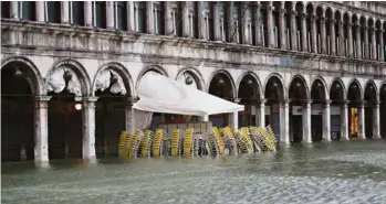  ?? (LUCA BRUNO/AP) ?? L’«acqua alta» a atteint 1,87 mètre mardi soir, proche du «record» de 1966 lorsque 194 centimètre­s d’eau submergeai­ent la Sérénissim­e.