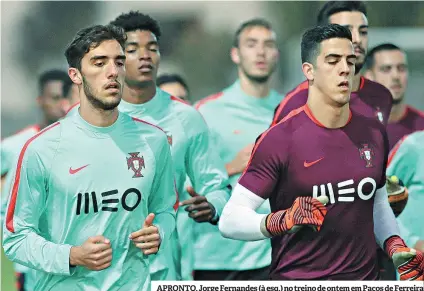  ??  ?? APRONTO. Jorge Fernandes (à esq.) no treino de ontem em Paços de Ferreira