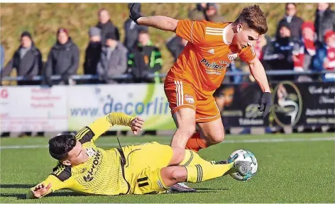  ?? FOTO: FNS ?? Am Einsatz lag es sicherlich nicht, dass Wiesbach im Derby mit 1:2 den Kürzeren zog, wie Nico Veecks (links) Zweikampf mit Diefflens Niclas Judith belegt.