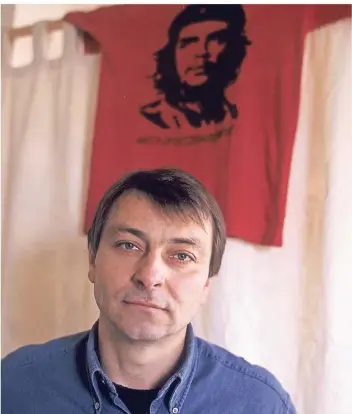  ?? FOTOS: LAIF, AP ?? Selbstdars­tellung eines Kriminelle­n: Cesare Battisti posiert 2005 vor einem Che-Guevara-Shirt. Das kleine Bild zeigt ihn am Montag bei der Ankunft am römischen Flughafen Ciampino.