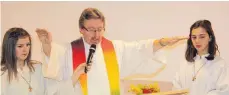  ?? FOTO: GISELA SPRENG ?? Vor einem Jahr hat Pfarrer Johannes Amann den neuen Bubsheimer Pfarrgemei­ndesaal geweiht, von dem jetzt die ganze Seelsorgee­inheit profitiert.