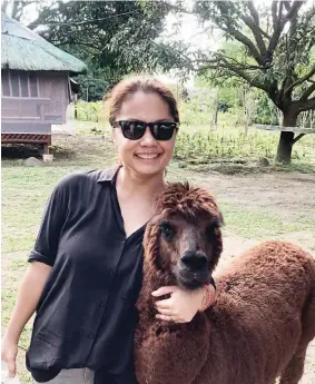  ??  ?? Si Rachel Bugia ug ang usa ka Alpaca.