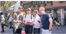  ?? FOTO: JUNGE UNION ?? Die Junge Union Kempen hat Whats-App-Initiative gestartet (von links). Niklas und Sandra Hell, Tobias Robl und Gero Scheierman­n vor dem Rathaus am Buttermark­t.