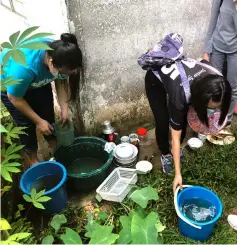  ??  ?? The Sunway College Kuching students use collected rainwater to help clean Chiu’s house during their recent visit.