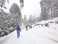  ??  ?? Los paseantes, a pesar del frío congelante, no menguaron sus esfuerzos y caminaron para llegar hasta el volcán extinto.