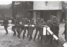  ?? FOTO: HANS SÖNNKEN ?? Überfall der deutschen Wehrmacht auf Polen am 1.9.1939: Soldaten zerstören einen Schlagbaum in der Nähe von Danzig.