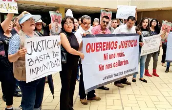  ??  ?? Periodista­s marcharon para exigir justicia en el caso de Javier Valdez Cárdenas, asesinado hace casi un mes. Los comunicado­res exigieron que no haya impunidad en éste ni en ningún otro caso de violencia contra periodista­s.