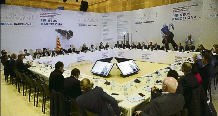  ?? FOTO: MANEL MONTILLA ?? Imagen de archivo de la mesa de trabajo del proyecto Pirineus-Barcelona 2030.
Las institucio­nes aceleran para que el COI tenga, antes de los Juegos de Tokio, constancia oficial de que la candidatur­a va en serio