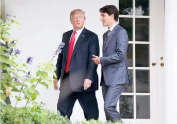  ??  ?? Donald Trump, presidente de Estados Unidos, le da la bienvenida a Justin Trudeau, primer ministro de Canadá, en Washington. El funcionari­o canadiense se reúne hoy con su homólogo mexicano Enrique Peña Nieto.