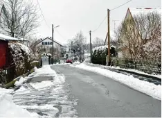  ?? Foto: Thorsten Jordan ?? Unter anderem in der Frühlingss­traße in Windach müssen die Wasserleit­ungen repa riert werden. Doch die Gemeinde wartet, wie sich die Sache bei den Straßenaus­bau beiträgen entwickelt.