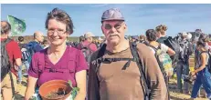  ?? FOTO: MARIE LUDWIG ?? Georg und Ulla Pesch aus Viersen haben zwei Zöglinge aus dem eigenen Garten für den Hambacher Forst mitgebrach­t.