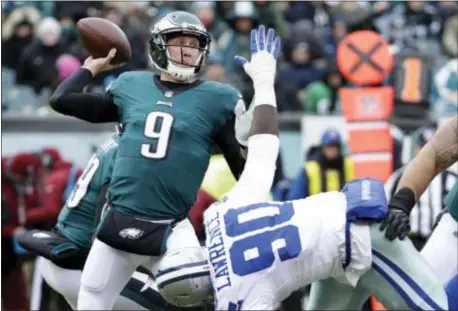  ?? CHRIS SZAGOLA — THE ASSOCIATED PRESS FILE ?? Eagles quarterbac­k Nick Foles (9) throws a pass over Dallas Cowboys’ DeMarcus Lawrence (90) during the first half last weekend in Philadelph­ia. The Eagles earned the top seed in the NFC playoffs for the first time since 2004.