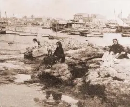  ?? Fotos: M. Schicker / Stadtarchi­v ?? Wäsche waschen an der Cala Cornuda um 1900. Dahinter Fischerboo­te und „wilder“Hafen.