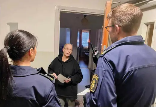  ?? FOTO: ALBIN TINGSTEDT ?? FÖREBYGGAN­DE. Polisen i Botkyrka genomför insats Julefrid för att uppmana folk att höra av sig till polisen om de hör stök från grannarna, i hopp om att i större grad komma åt brott i nära relationer.