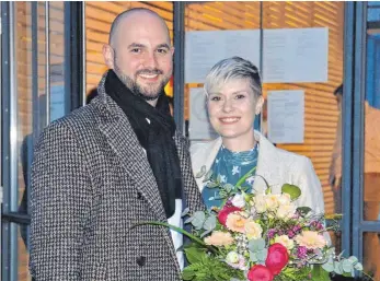  ?? FOTO: EHRLICH ?? Erleichter­ung nach der Wahl: Christian Abert und seine Frau Carolin freuen sich über den großen Zuspruch.