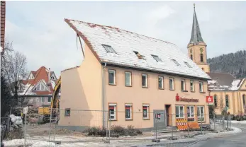  ?? FOTO: ALEXANDRA SCHNEID ?? Innerhalb von vier Wochen soll der Abriss der Geschäftss­telle der Kreisspark­asse in Wurmlingen über die Bühne gehen.