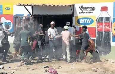 ?? / THULANI MBELE ?? Residents of White City in Soweto looted foreign-owned shops last week after raising concerns that the traders sold illegal grocery items.