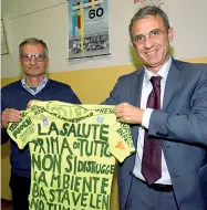  ??  ?? La visita Durante la presenta a Brescia del ministro, il titolare dell’Ambiente si è confrontat­o con una serie di gruppi di opinione che hanno fatto presente le loro istanze Qui riceve una maglietta da un militante (LaPresse/ Cavicchi)