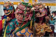  ?? KEYSTONE ?? Danze sacre con maschere rituali fatte da monaci e laici