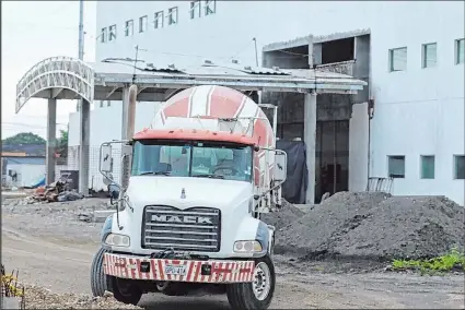  ?? Foto: Gerardo Menoscal / EXTRA ?? Maquinaria de trabajo se hizo presente ya en lo que será el nuevo hospital para Durán. Se espera esté listo antes de finalizar el año.