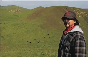  ??  ?? Manuel Sousa no rancho Pico dos Padres, onde cria touros de lide ( à direita)