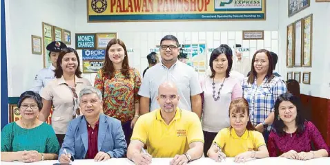  ??  ?? Benjie Paras (seated, center) with (seated, from left) Palawan Pawnshop’s Angelita Castro, EVP and co-founder; Bobby Castro, president and CEO; Dionisia Pacquiao; and Lilian Concepcion Castro-Selda, VP for Finance; (standing, from left) Gilda Fetalver,...